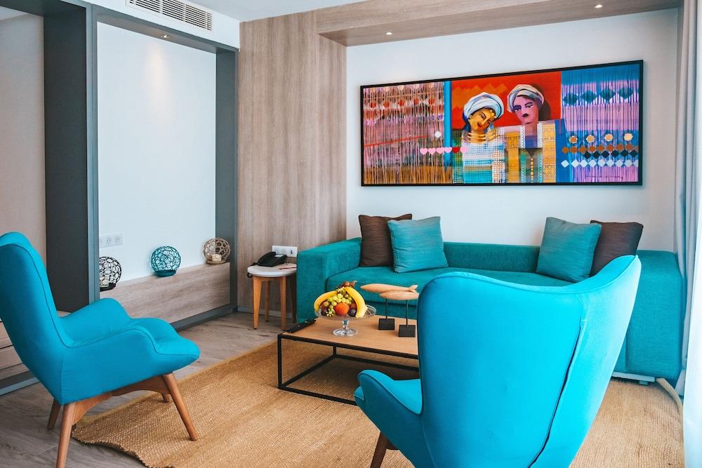 Sousse Pearl Marriott Resort & Spa Exterior foto A living room with a painting