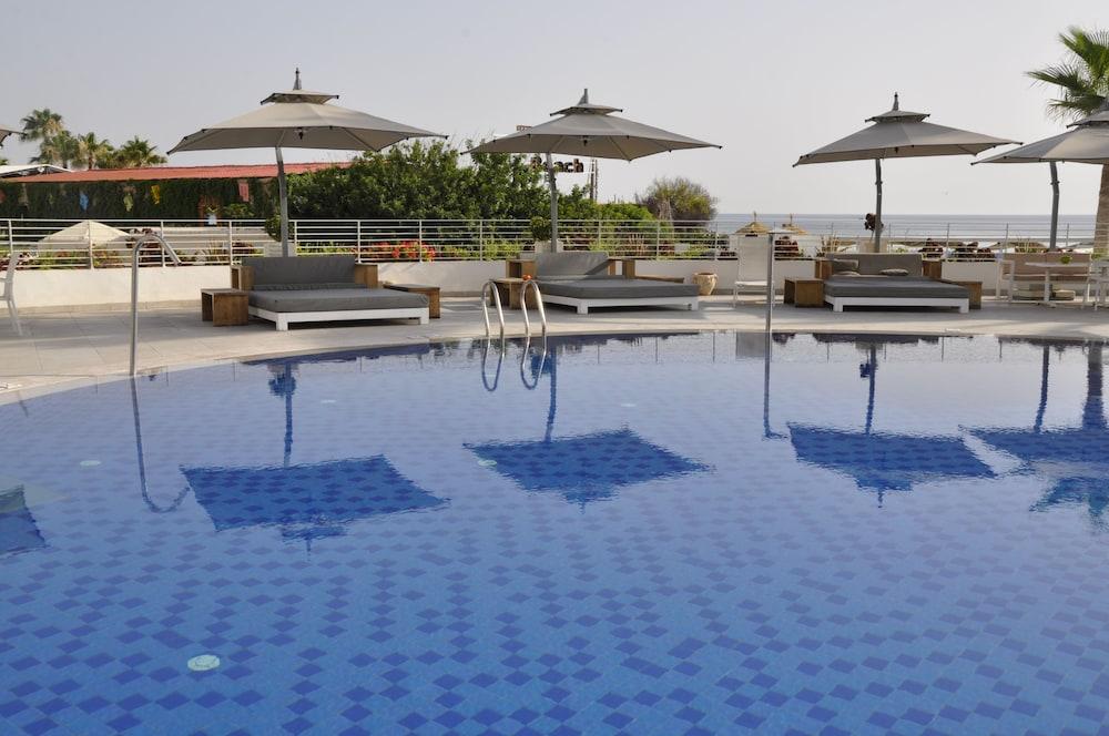 Sousse Pearl Marriott Resort & Spa Exterior foto Rooftop pool at the hotel