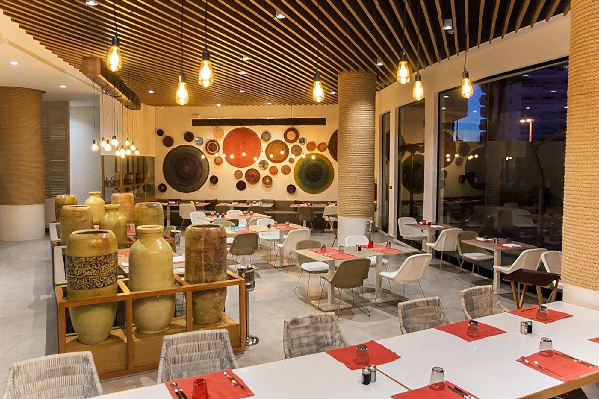 Sousse Pearl Marriott Resort & Spa Exterior foto The interior of a typical restaurant